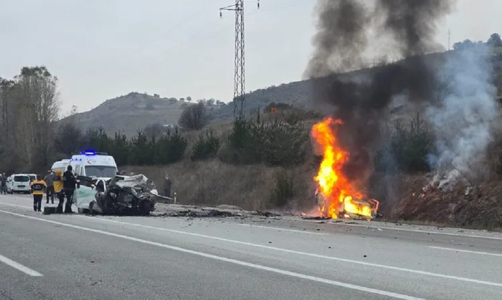 Erzincan'da Otomobilin alev alev yandığı feci kaza! 5 kişi hayatını kaybetti!