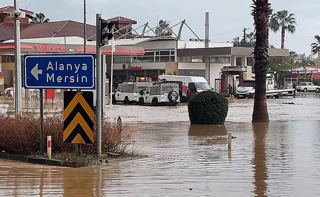 Antalya'da Sağanak Yağış! Manavgat’ta Sel Hayatı Felç Etti!