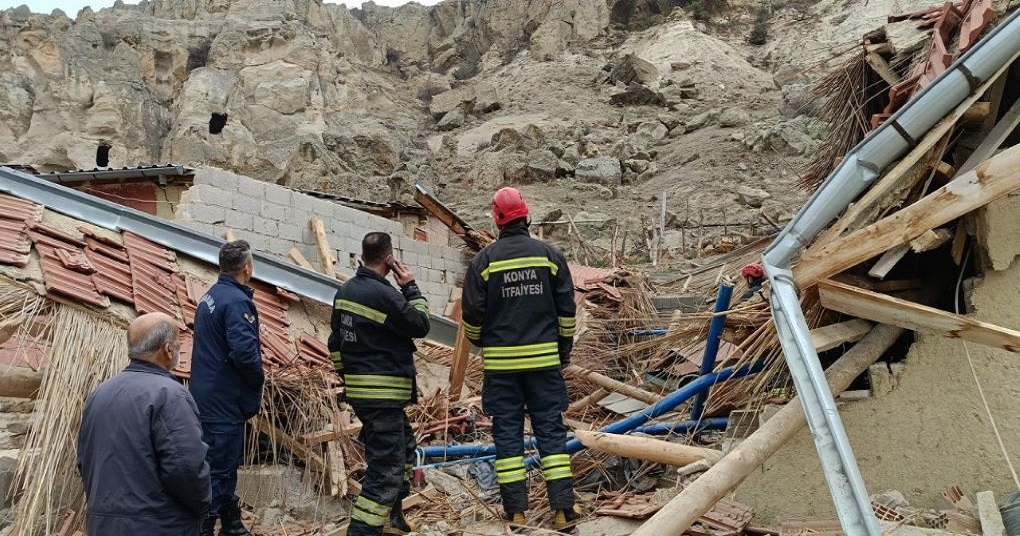 Konya Selçuklu ‘da Kaya Düşmesi: 1 Ahır Çöktü, Hayvanlar Mahsur Kaldı!