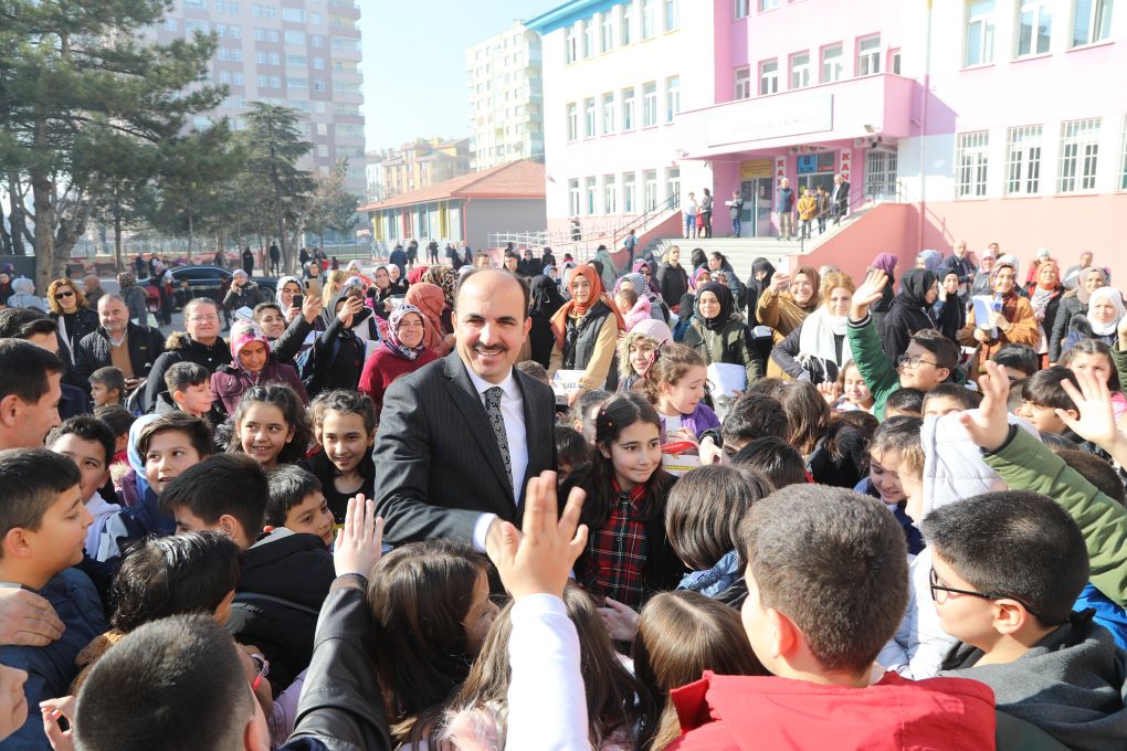 Başkan Altay Karne Alan Öğrencileri Tebrik Etti!