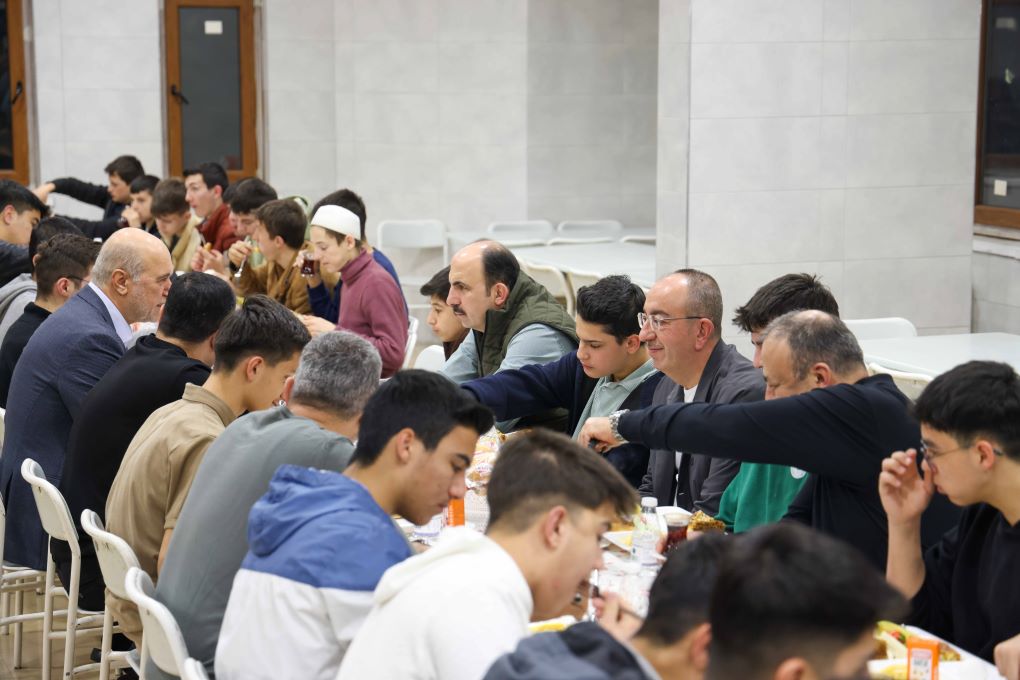 Başkanlar, Hafız Adaylarıyla Sahur Sofrasında Buluştu!