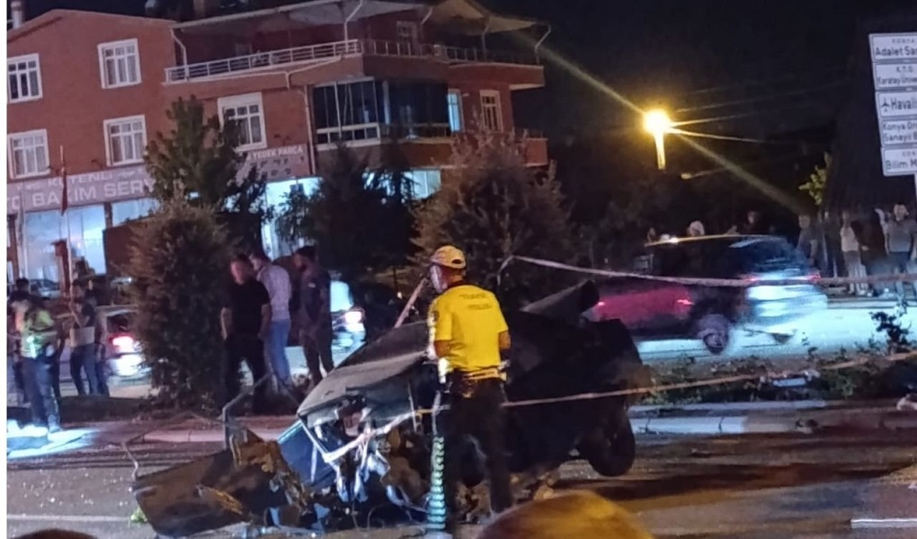 Konya’da Gece Yarısı Dehşeti: Otomobil İkiye Bölündü, 3 Ağır Yaralı
