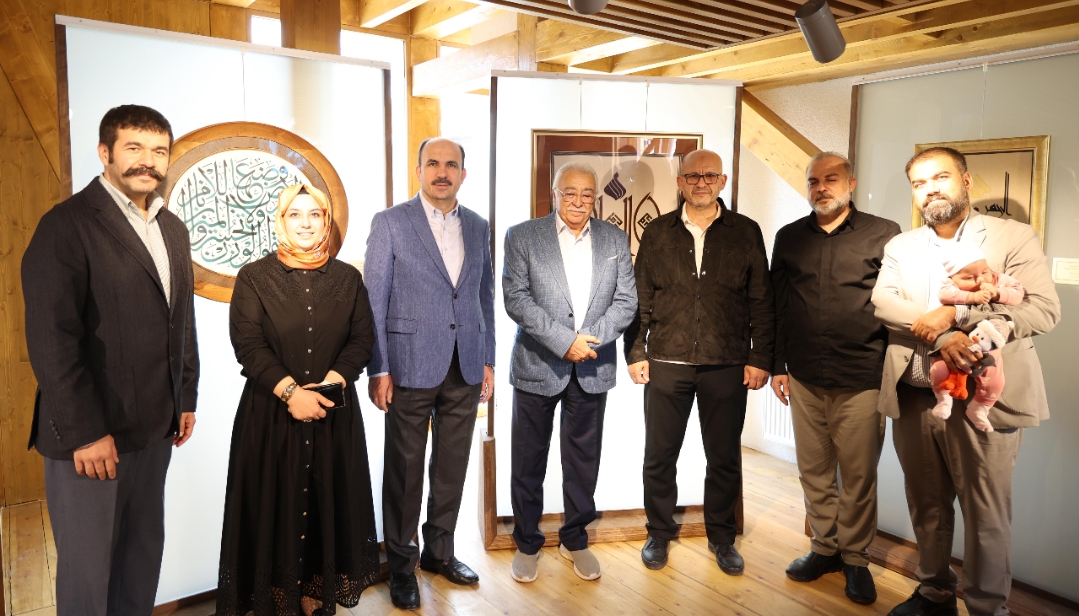 Başkan Altay Meydan Evleri’nde sergileri ve esnafları ziyaret etti