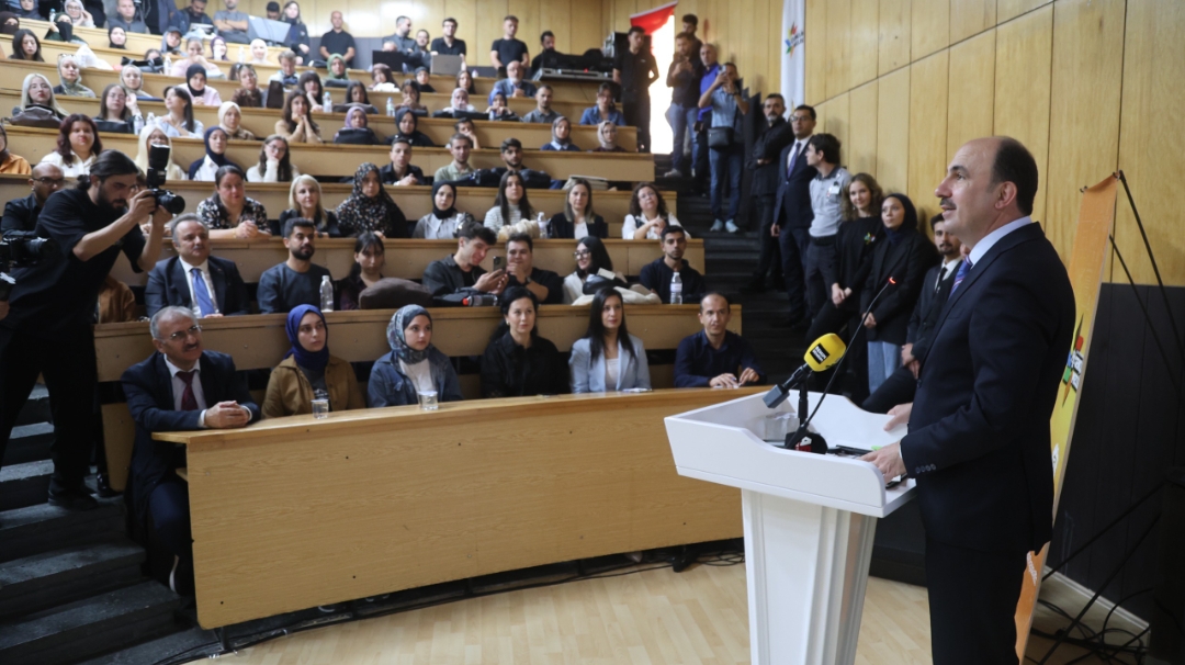 Başkan Altay, SÜ edebiyat fakültesi öğrencileriyle buluştu