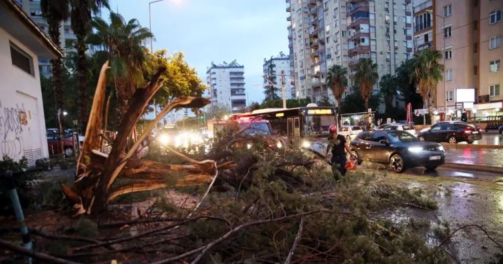 Antalya'da Dolu ve Fırtına Hayatı Felç Etti: 3 Kişi Yaralandı