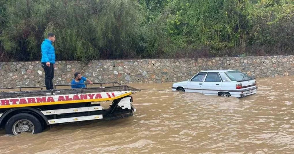 Antalya'da Sağanak Yağış Ulaşımı Felç Etti!