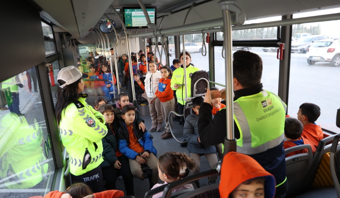 Konya’da “Nezaket Otobüsü” İle Öğrencilere Toplu Ulaşım Kültürü Aşılanıyor