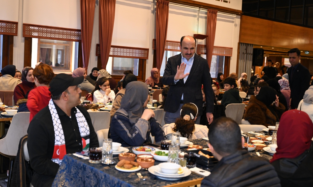 Başkan Altay Gazzeli Ailelerle Aynı İftar Sofrasında Buluştu