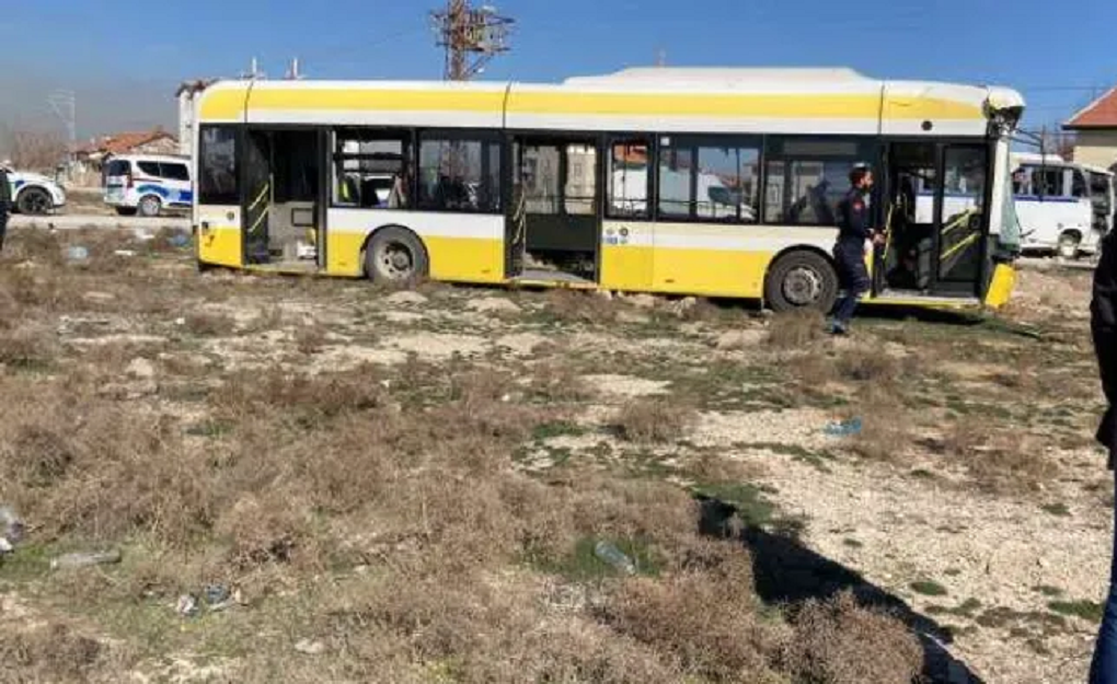 Konya’da Servis ve Belediye Otobüsü Çarpıştı: 17 Kişi Yaralandı!