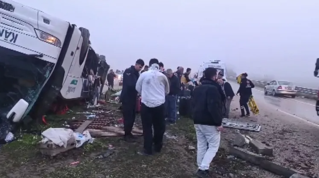 Adana’da Yolcu Otobüsü Devrildi: 2 Ölü, 19 Yaralı