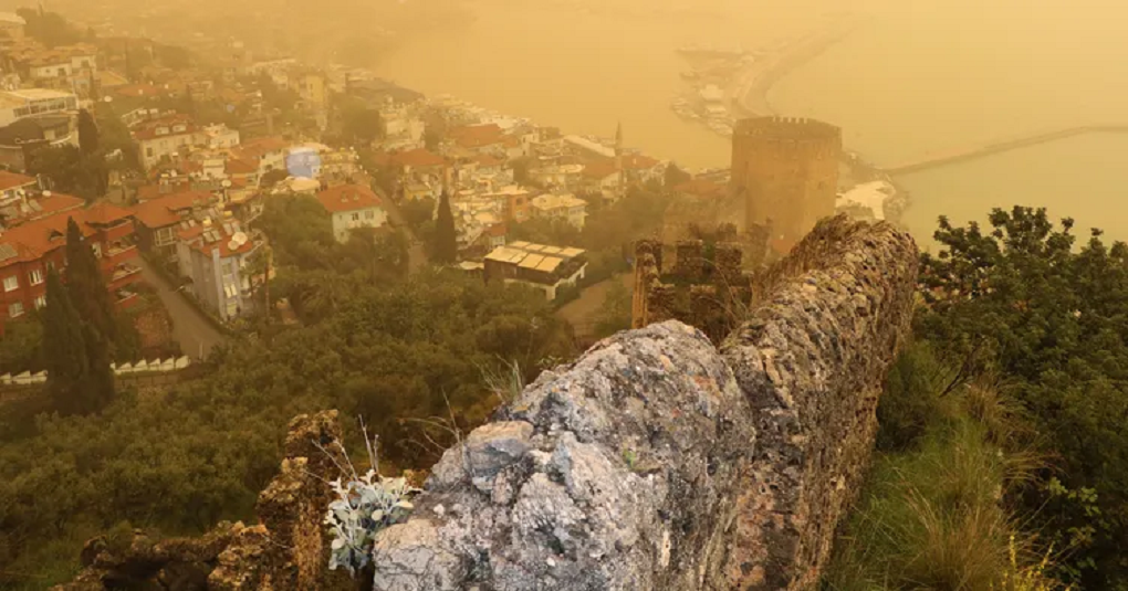Antalya’da Gökyüzü Griye Büründü! Kuzey Afrika Tozu Hayatı Olumsuz Etkiledi!