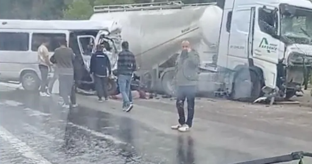 Antalya-Isparta Yolunda Katliam Gibi Kaza!7 Kişi Hayatını Kaybetti!