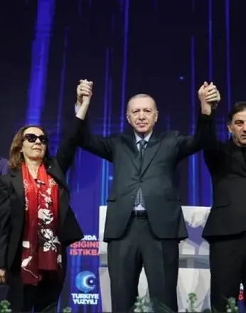 AK Parti’ye Katılan 3 İsme Rozetlerini Cumhurbaşkanı Erdoğan Taktı!