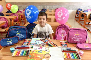 10 Bin Karataylı Minik, Bu Yıl Da Çanta Ve Kırtasiye Hediyelerine Kavuştu