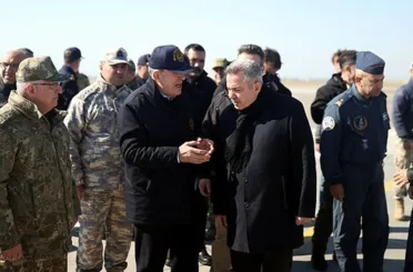 25 bin Mehmetçik sahada! Bakan Akar: TSK büyük bir kahramanlıkla ilk andan itibaren milletinin yanında