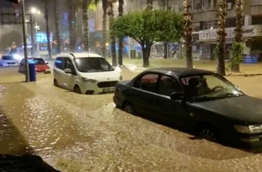 Antalya'da kuvvetli yağış hayatı felç etti:Evleri su bastı dereler taştı!