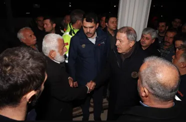 Bakanlar Akar ve Kurum, depremden etkilenen Samandağ'da inceleme yaptı