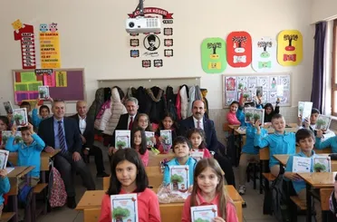 Başkan Altay “Başarmaya Hazırım” Projesinde 3. Sınıf Öğrencilerine Hikaye Kitabı Dağıttı