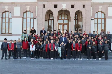 Başkan Altay Minik Öğrencilerle Taş Bina’da Buluştu