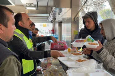 Başkan Altay Mobil Mutfak Tırı ve Ekmek Fırınında Yemek Dağıtımı Yaptı