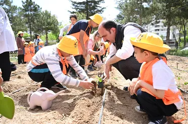 Başkan Altay Özel Gençlerle Birlikte Sebze Fidelerini Toprakla Buluşturdu