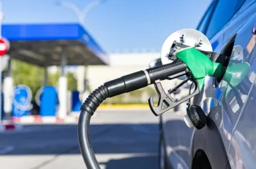 Benzine bu gece 80 kuruş zam geliyor