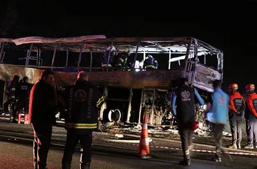 Denizli'de Yolcu Otobüsü Yandı: 1'i Bebek 8 Kişi Hayatını Kaybetti