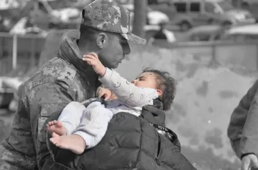 Deprem sonrası mucize kurtuluşlar! Gözyaşları sel olup aktı!