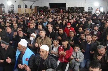 Depremin merkezinde Berat Kandili'nde eller semaya açıldı