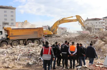 Enkaz kaldırma ve yıkım çalışmaları devam ediyor