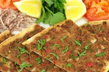 Etli ekmek tarifi ve kalorisi | Konya’nın meşhur etli ekmeği nasıl yapılır?