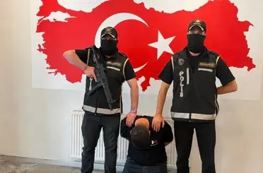 Firari suç örgütü üyesi Bakü’de kıskıvrak yakalandı! Türkiye’ye getirildi