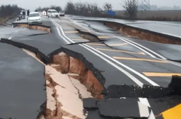 Hatay’da deprem sonrası pist ve yol yarıldı!