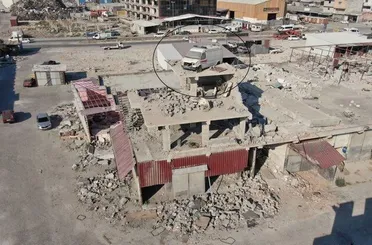 Her yer yıkıldı ama o yerinde duruyor: Hatay’da deprem sonrası ilginç görüntü!