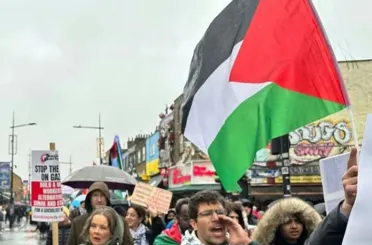 İngiltere’de yerel halk İsrail'in Filistin’e yaptığı soykırıma karşı isyan etti