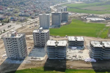 İnşaatta kalitesiz malzeme kullanan yandı