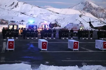 Irak'ın kuzeyinde şehit olan kahraman askerlerimiz için Hakkari'de tören düzenlendi