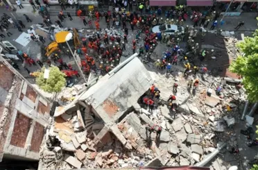 İstanbul Küçükçekmece'de 3 katlı bina çöktü: 1 ölü 2 si ağır 8 yaralı!