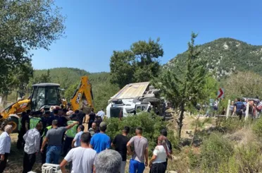 Kahramanmaraş'ta facia! Kamyon Cenaze namazı kılanların arasına daldı: 4 ölü 25 yaralı!