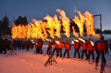 Kars Sarıkamış’ta JAK Timleri ve Komandolardan Meşaleli Kayak Gösterisi!
