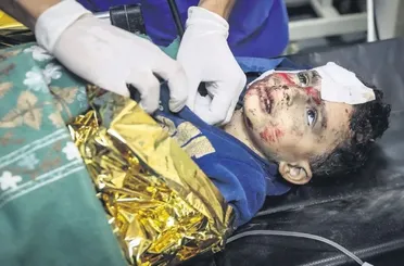 Katil İsrail soykırıma devam ediyor! Yerdeki yaralı çocukları drone ile vuruyor!