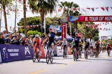 Konya Büyükşehir Belediyespor’dan Çifte Başarı: Pedallar Zirvede, Potada Türkiye Sahnesinde