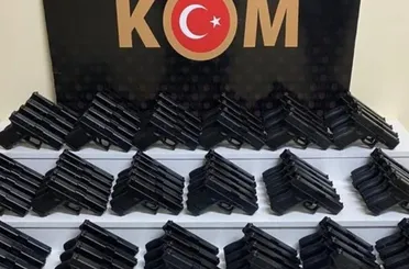 Konya'da Durdurulan Araçta 100 Adet Ruhsatsız Tabanca Ele Geçirildi