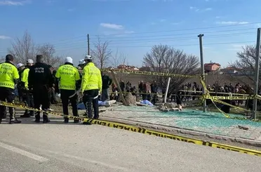 Konya'da feci kaza! Otomobil durağa daldı: 4 ölü, 5 yaralı!