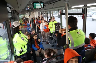 Konya’da “Nezaket Otobüsü” İle Öğrencilere Toplu Ulaşım Kültürü Aşılanıyor