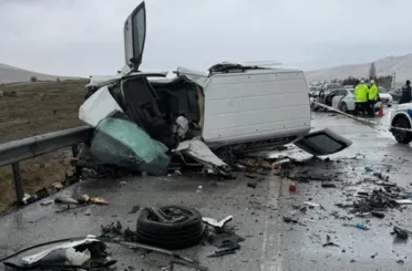 Konya'da Otomobil Karşı Şeride Geçti! Feci Kazada 2 kişi Hayatını Kaybetti!