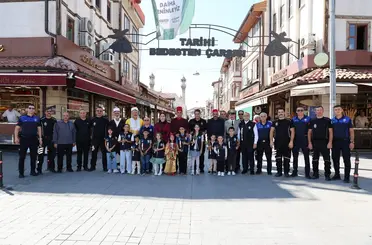 Konya’da Zabıtalardan Esnafa Sürpriz! Çocuklarla Birlikte Gül Dağıttılar!