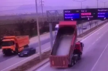 Konya'daki dikkatsiz sürücü dijital levhayı devirdi!