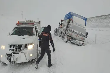 Konya'nın Bazı Bölgelerinde Karla Mücadele Devam Ediyor!