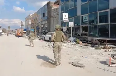 Mehmetçik depremlerin ardından Hatay'ın asayişi için devriye görevi yapıyor